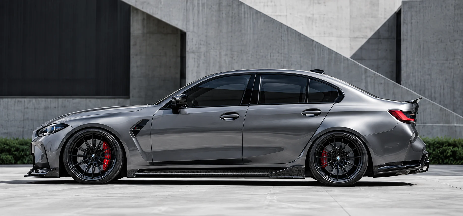 ภาพประกอบ BMW M3 G80 มุมข้างหน้าสถาปัตยกรรมคอนกรีต